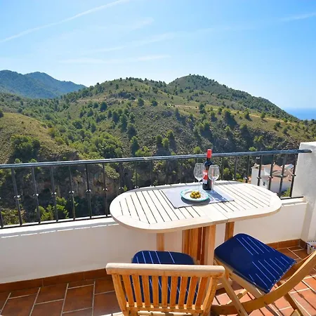 La Vista Apartments: Frigiliana's Scenic Retreat *
