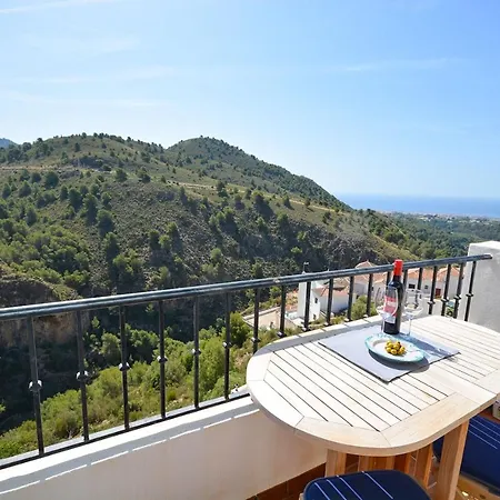La Vista Apartments: Frigiliana's Scenic Retreat *