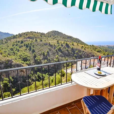 La Vista Apartments: Frigiliana's Scenic Retreat Frigiliana