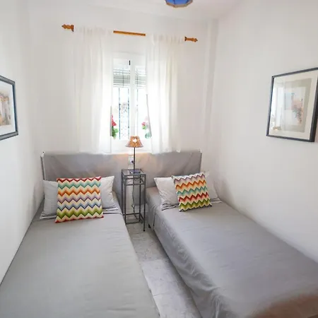 La Vista Apartments: Frigiliana's Scenic Retreat Apartment