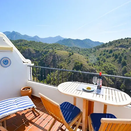 La Vista Apartments: Frigiliana's Scenic Retreat Frigiliana